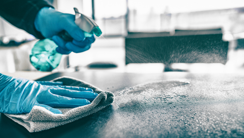 Reinigung Küchenoberfläche mit Spray – Pflegetipps & Profi-Hilfe Schlueter Group Freising.