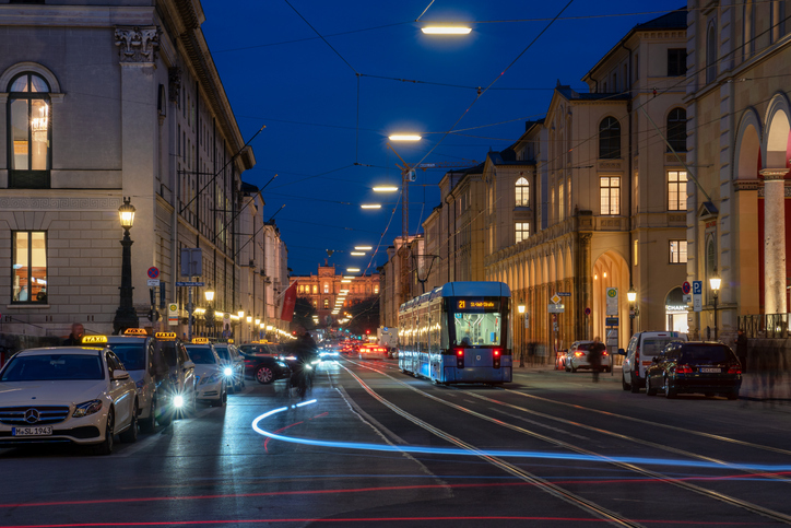 Die beleuchtete Maximilianstraße in München bei Nacht, Standort exklusiver Boutiquen, für die die Schlueter Group faire und transparente Preise für die Gebäudereinigung anbietet.