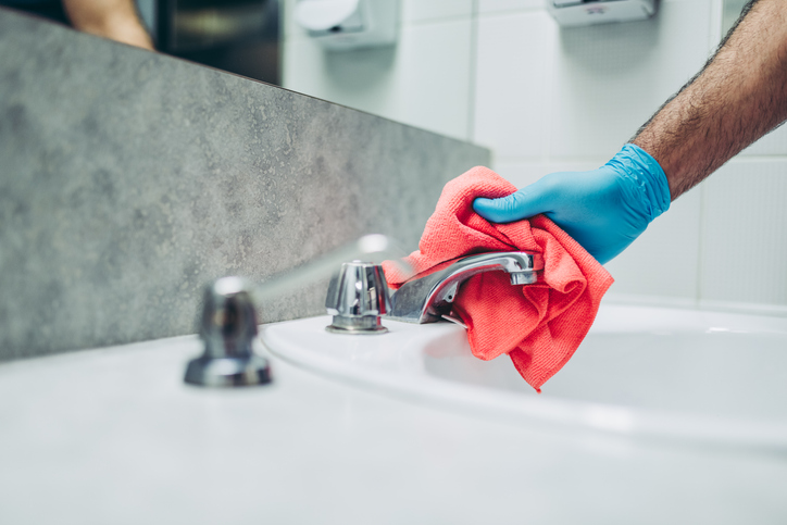 Professionelle Reinigung und Pflege eines Wasserhahns für kalkfreie Armaturen und hygienisch sauberes Wasser