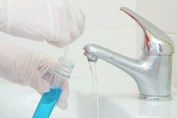 Professionelle Reinigung und Wartung eines Wasserhahns zur regelmäßigen Entkalkung und Hygiene